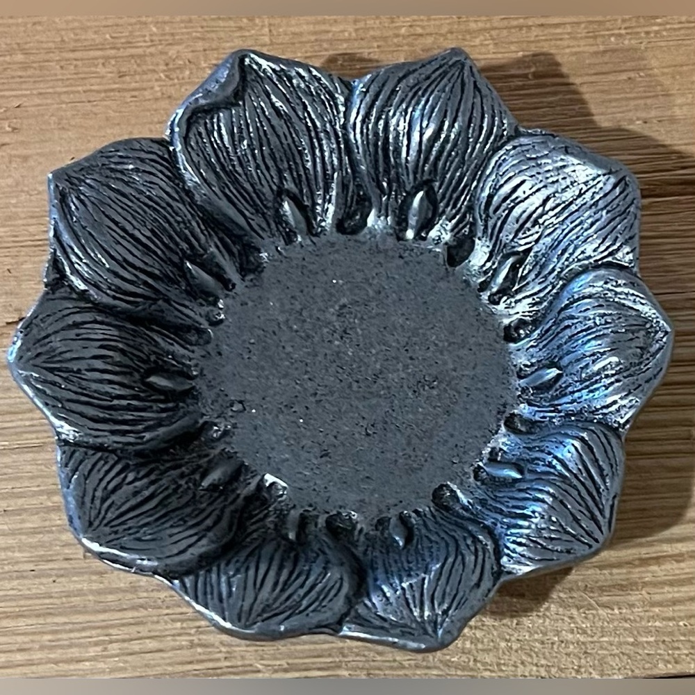 XS Vintage Silver Tone Flower-Shaped Decorative Dish/candle holder